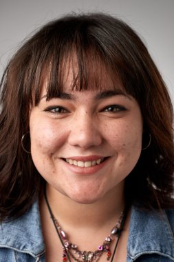 Gülümseyen güzel kadın