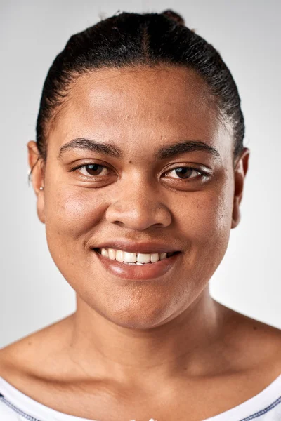 Uśmiechnięta mieszanka kobiet rasy — Zdjęcie stockowe