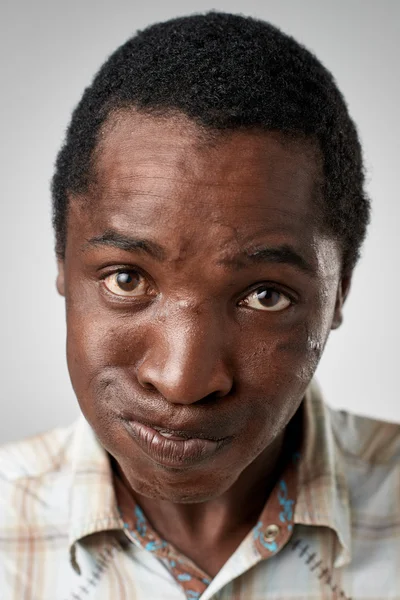 ชายแอฟริกันแสดงออกโง่ๆ — ภาพถ่ายสต็อก