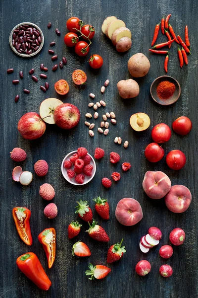 Legumes e frutas na mesa de madeira — Fotografia de Stock