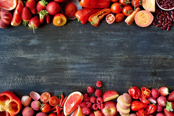 Groenten en fruit op houten tafel — Stockfoto