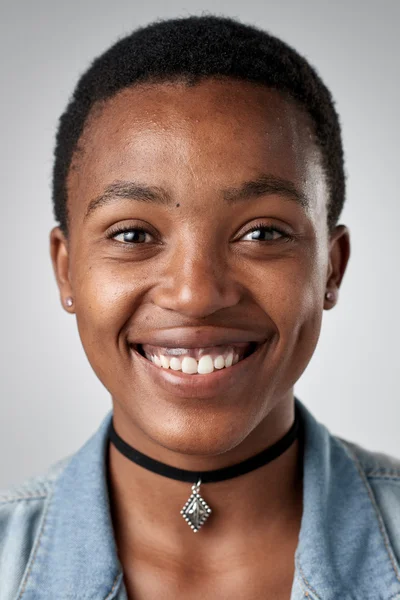 Afrikalı kız gülümseyerek