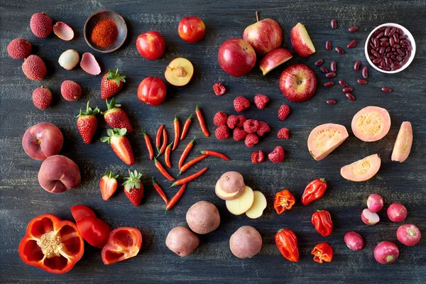 Овочі та фрукти на дерев'яному столі — стокове фото