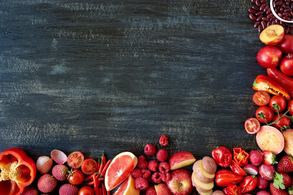 Legumes e frutas na mesa de madeira — Fotografia de Stock