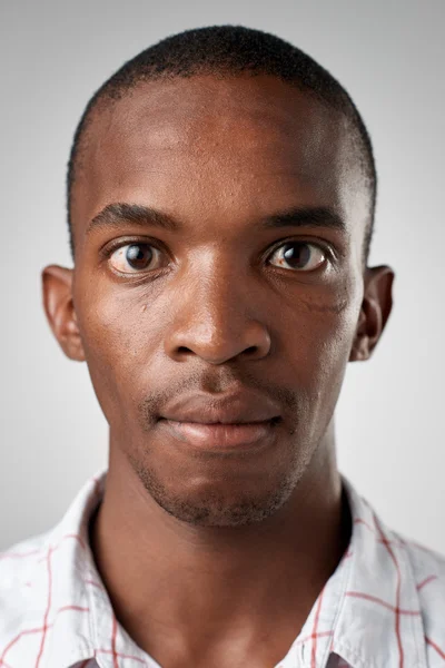 Afrikaanse man met geen uitdrukking — Stockfoto