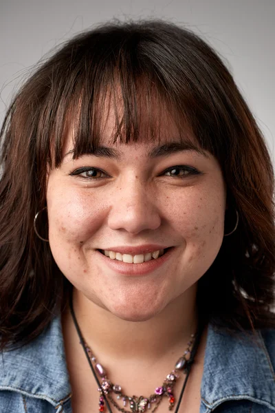 Gülümseyen güzel kadın