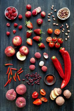 Sebze ve meyveler ahşap masada.