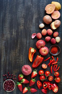 Sebze ve meyveler ahşap masada.