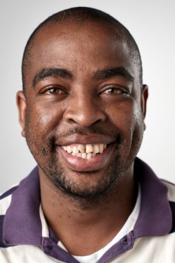 Afrikalı adamın gülümseyerek mutlu