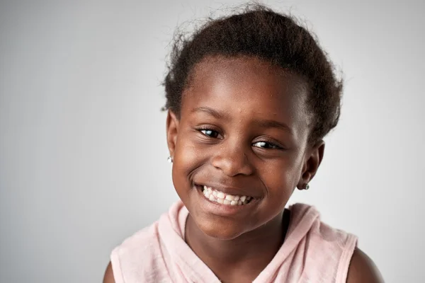 Африканская маленькая девочка улыбается — стоковое фото