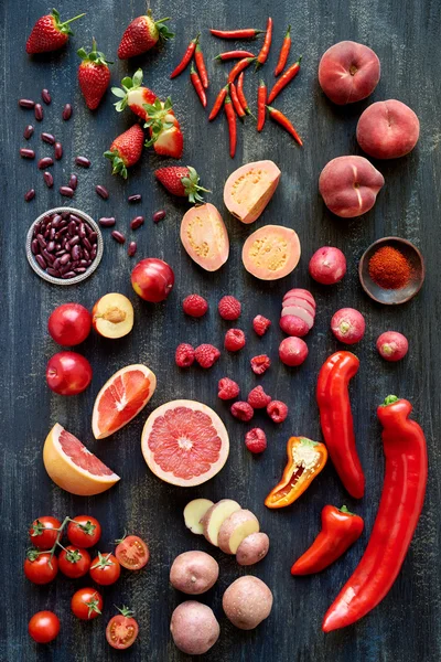 Warzywa i owoce na drewnianym stole — Zdjęcie stockowe