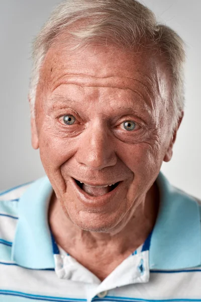 Cara de hombre feliz mirando la cámara — Foto de Stock