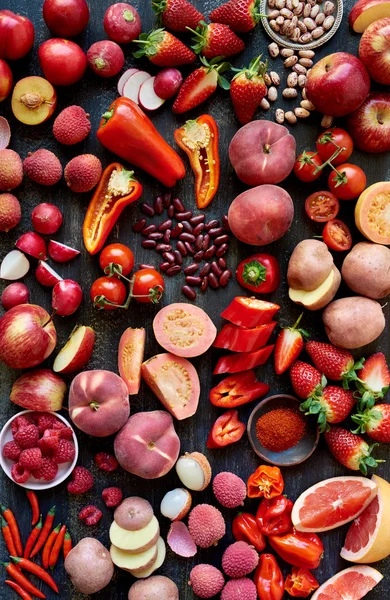 Hortalizas y frutas sobre mesa de madera —  Fotos de Stock