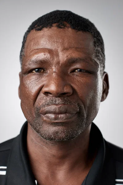 Dorosły człowiek Afryki bez wyrazu — Zdjęcie stockowe