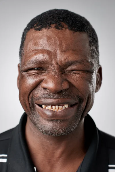 Feliz hombre africano sonriente — Foto de Stock