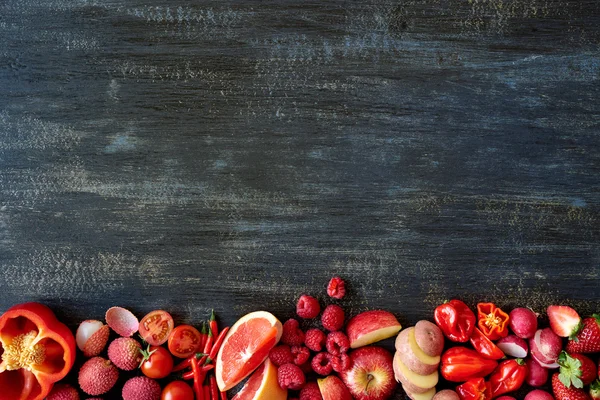 Legumes e frutas na mesa de madeira — Fotografia de Stock