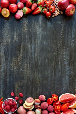 Sebze ve meyveler ahşap masada.