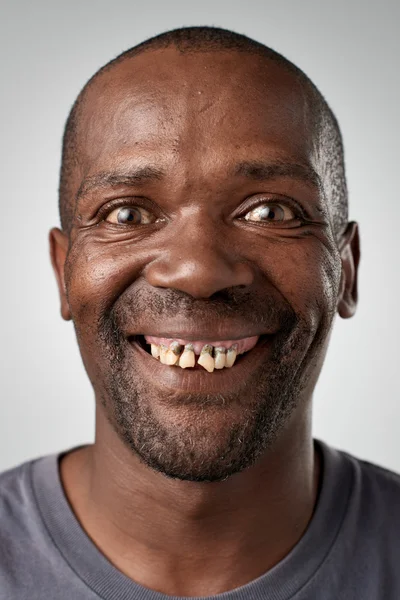 Heureux homme africain souriant — Photo