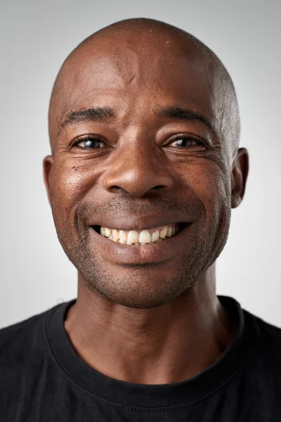 Homme noir africain souriant — Photo