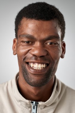 Afrikalı adamın gülümseyerek mutlu