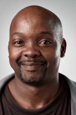 Afrikalı adamın gülümseyerek mutlu