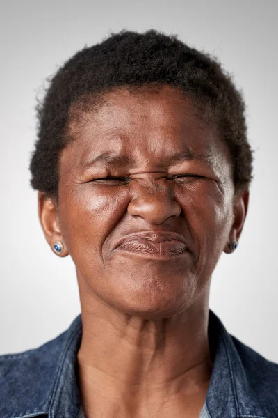 Grappige senior zwarte Afrikaanse vrouw — Stockfoto