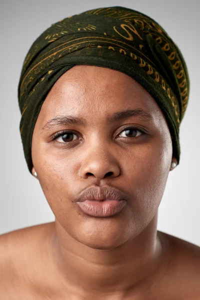 Hermosa mujer en turbante africano — Foto de Stock