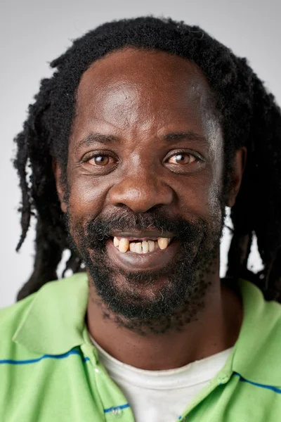 Szczęśliwy uśmiechający się człowiek Afryki — Zdjęcie stockowe