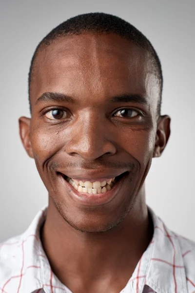 Feliz hombre africano sonriente —  Fotos de Stock