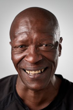 Afrikalı adamın gülümseyerek mutlu