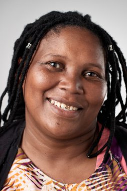 Afrikalı kadın gülümsüyor