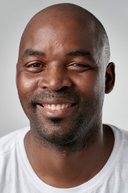 gülümseyen Afrika siyah adam