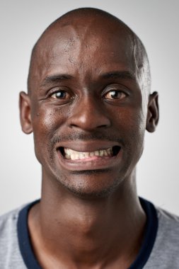 Afrikalı adamın gülümseyerek mutlu