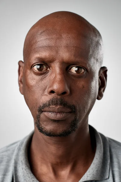 Erwachsener afrikanischer Mann ohne Ausdruck — Stockfoto