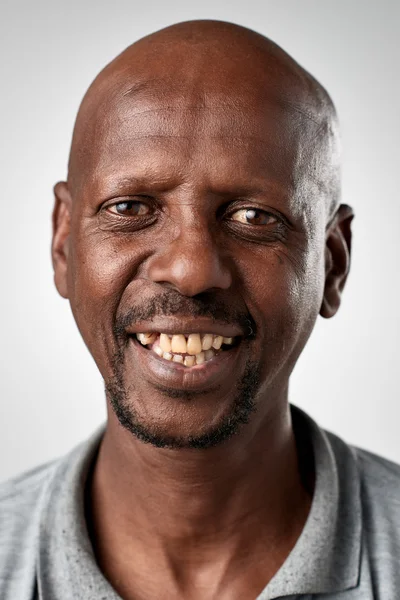 Felice uomo africano sorridente — Foto Stock