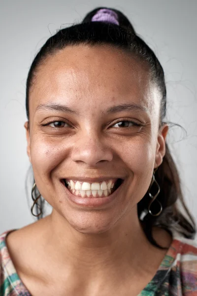 Sonriente mujer de raza mixta — Foto de Stock