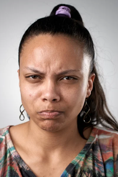 Сердитая расовая женщина — стоковое фото