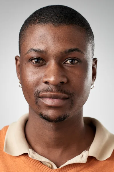 Африканский мужчина без выражения — стоковое фото