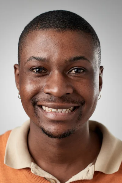 Felice uomo africano sorridente — Foto Stock