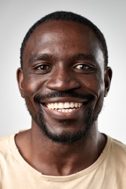 Afrikalı adamın gülümseyerek mutlu