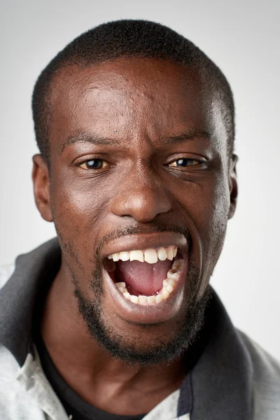 Uomo africano facendo espressione sciocca — Foto Stock