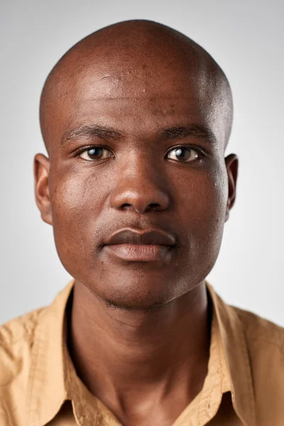 Afrikanischer Mann ohne Ausdruck — Stockfoto