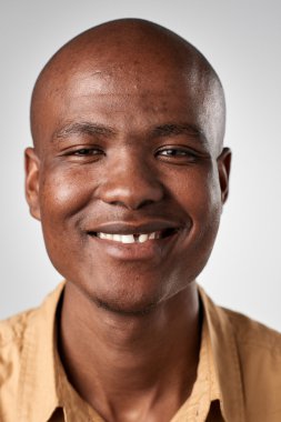 Afrikalı adamın gülümseyerek mutlu
