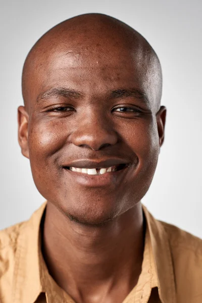 Gelukkig lachend Afrikaanse man — Stockfoto