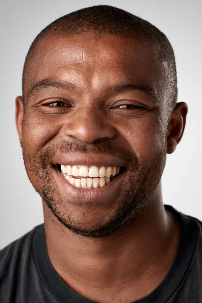 Verdadero hombre africano sonriendo —  Fotos de Stock