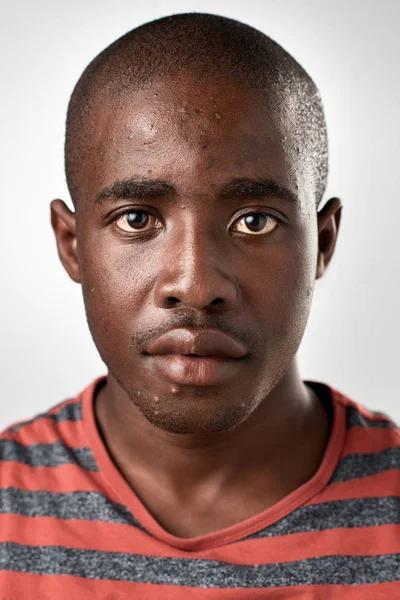 Afrikaanse man met geen uitdrukking — Stockfoto