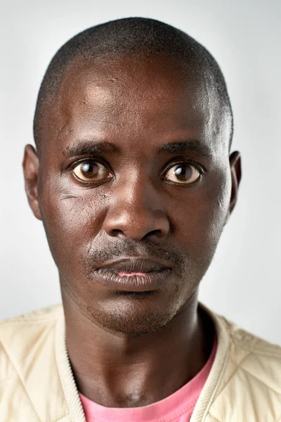 Afryki człowiek bez wyrazu — Zdjęcie stockowe