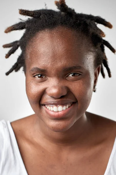 Mujer africana sonriendo — Foto de Stock