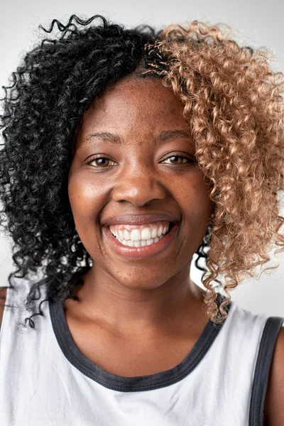 Mujer africana sonriendo — Foto de Stock