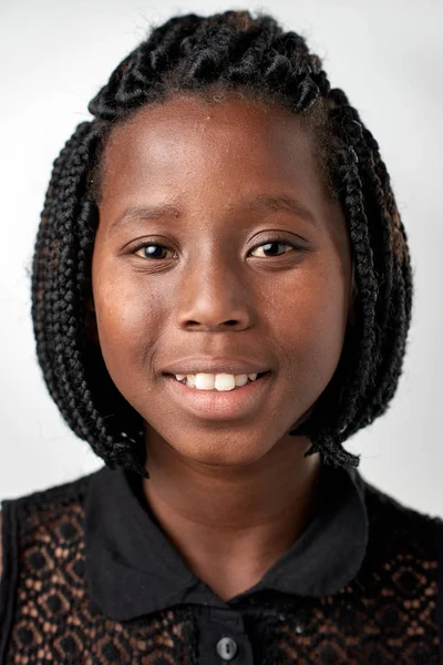 Африканская девушка улыбается — стоковое фото